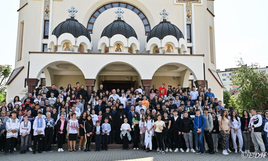 Întâlnirea tinerilor ortodocși din Episcopia Devei și Hunedoarei a reunit peste 250 de participanţi