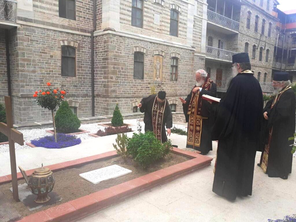 Μνημόσυνο του Ηγουμένου της Μονής Κουτλουμουσίου από τον Μητροπολίτη Αρκαλοχωρίου