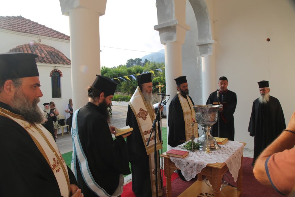 Αγιασμός και η πρώτη θεία Λειτουργία στον νέο Ναό των Αγίων Αποστόλων στην Ναύπακτο