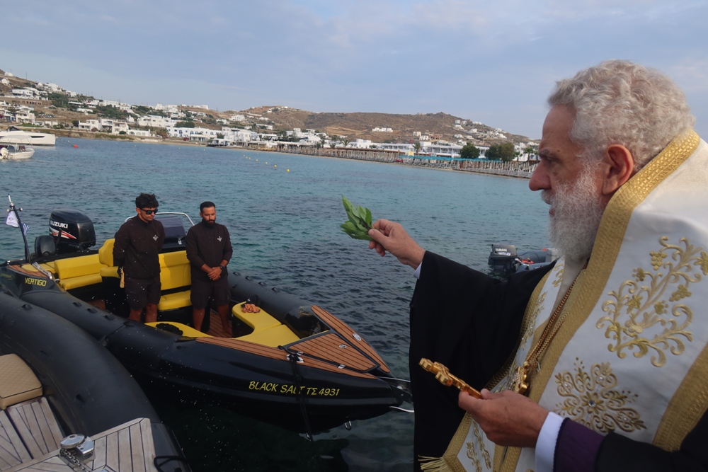 Αγιασμό σε φουσκωτά σκάφη έκανε ο Σύρου Δωρόθεος (ΦΩΤΟ)