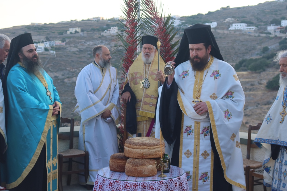 Ο Εσπερινός της Εορτής της Παναγίας Τριάδος και του Αγίου Ιερομάρτυρος Δωροθέου στην Άνω Σύρο