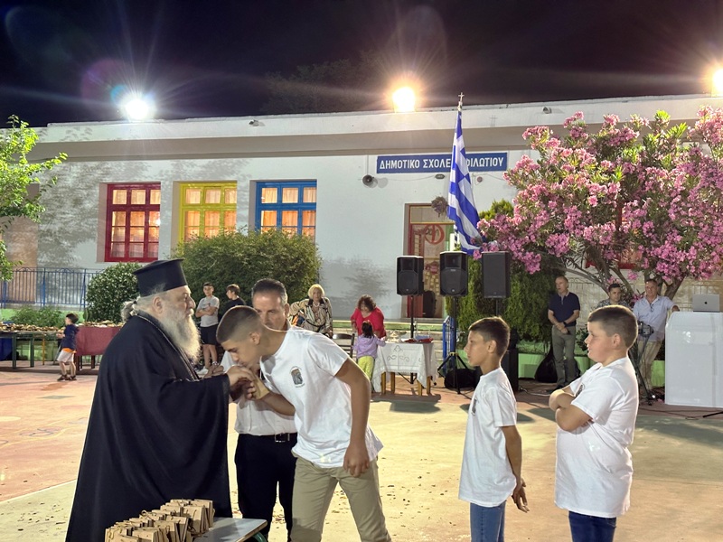 Ο Μητροπολίτης Παροναξίας στην εορτή λήξης δημοτικού σχολείου στη Νάξο