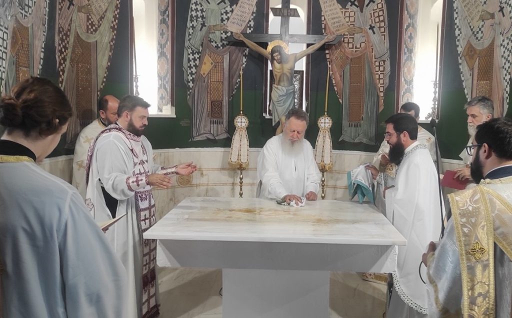 Καθαγιασμός Θυσιαστηρίων από τον Μητροπολίτη Χαλκίδος  Χρυσόστομο