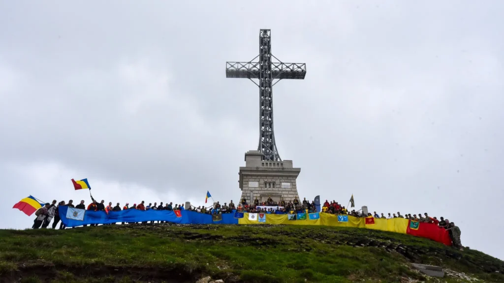 Militarii Invictus au celebrat Ziua Drapelului Național la Crucea de pe Caraiman