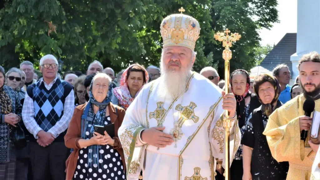 La hramul Catedralei din Huși, Mitropolitul Andrei a recomandat „exigența Sfinților Apostoli”: Să ne sfințim viața