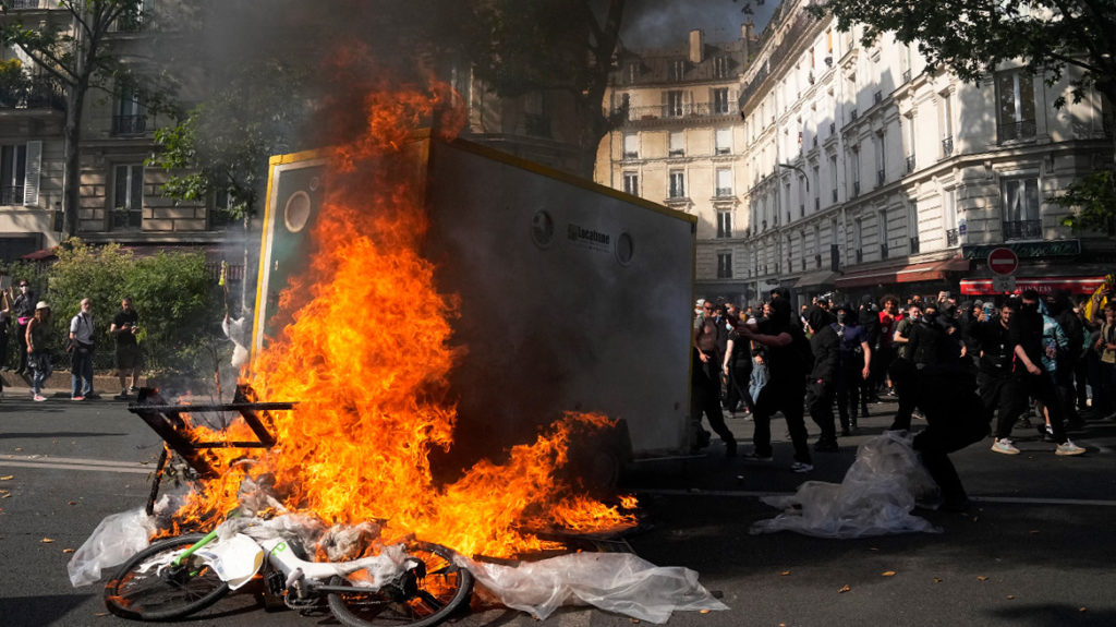 Γαλλία: H χώρα φλέγεται – Νεκρός 19χρονος διαδηλωτής