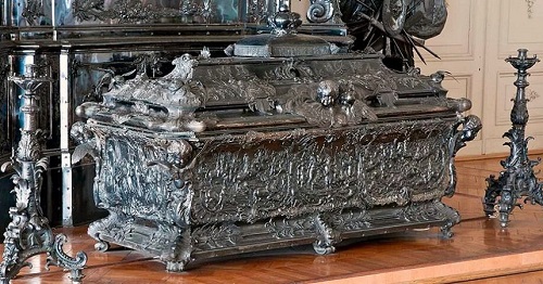 Эрмитаж назвал условия передачи РПЦ гробницы Александра Невского