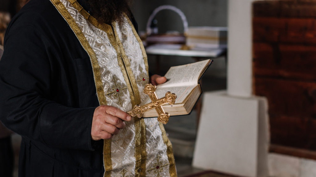 Θεσσαλονίκη: Αθωώθηκε ιερέας για παράβαση μέτρων του κορωνοϊού – Είχε ανοίξει εκκλησία για τον Επιτάφιο το 2020