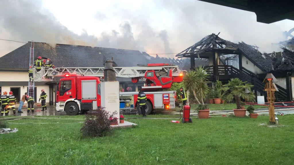 Jud. Prahova: Un incendiu a distrus Stăreția și acoperișul chiliilor de la Mănăstirea Turnu