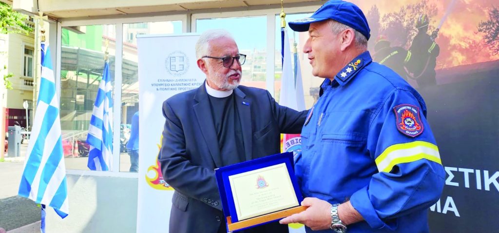 Δύο οχήματα προσέφερε η Κοίμηση Θεοτόκου Χάμπτονς στο Πυροσβεστικό Σώμα