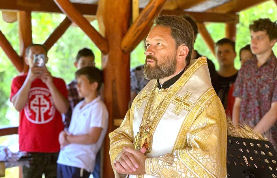 ბუდაპეშტის წმიდა სამების სამრევლოს საბავშვო ბანაკში საეპისკოპოსო ლიტურგია აღევლინა