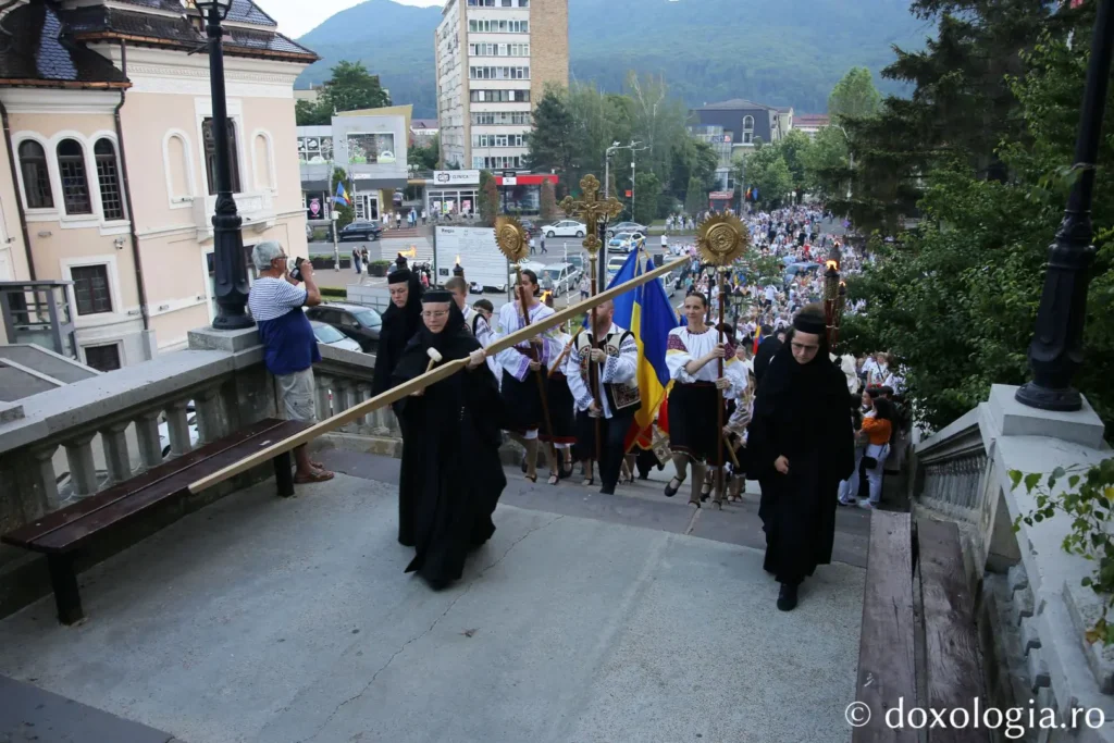 Mii de oameni în procesiunea de Sânziene la Piatra-Neamț