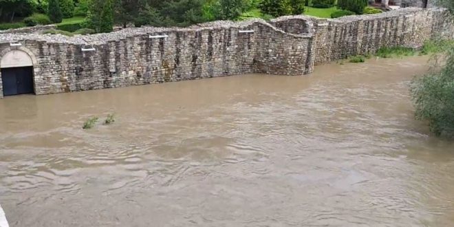 Водата на река Янтра достигна до входа на църквата „Св. 40 Мъченици“