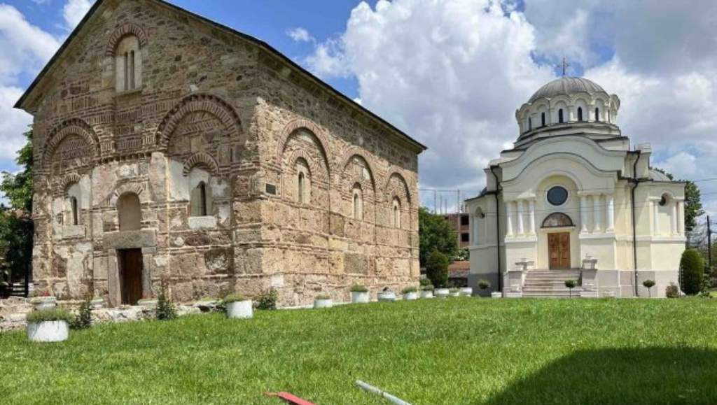 Φλέγεται το Κόσοβο: Έσκισαν τις σημαίες από ναούς στην Πρίστινα και τρομοκράτησαν τους πιστούς με συνθήματα υπέρ του UCK