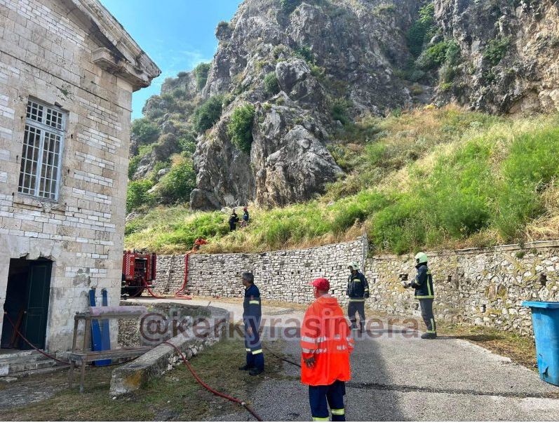 Φωτιά στο ναό του Αγίου Γεωργίου στην Κέρκυρα – Βγαίνουν καπνοί από την οροφή  (BINTEO)