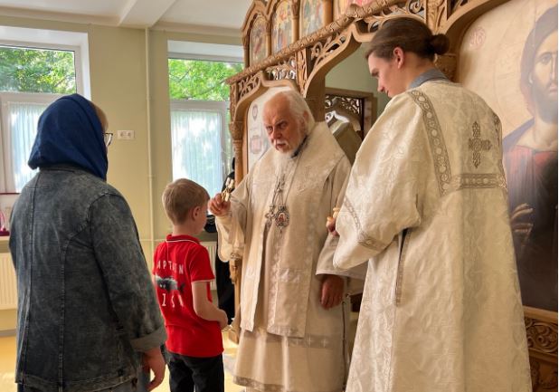 В Международный день защиты детей епископ Пантелеимон посетил «Елизаветинский сад» для детей с ДЦП