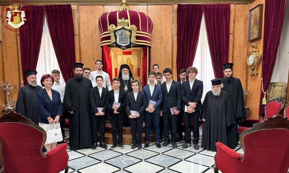 طلاب المدرسة البطريركية في زيارة لصاحب الغبطة