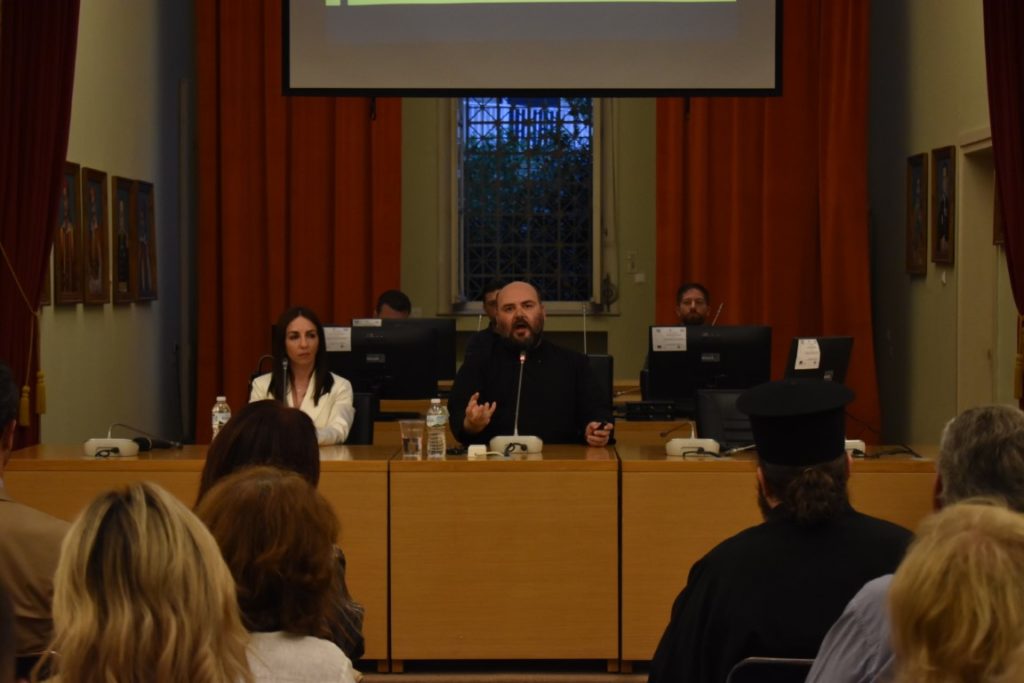 Αθρόα προσέλευση του κόσμου στην ομιλία του π. Λίβυου στο Αγρίνιο