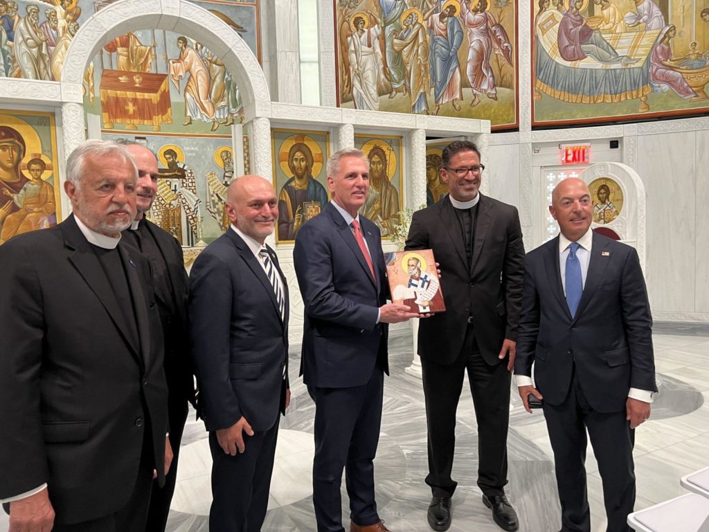 Ο πρόεδρος της Βουλής των ΗΠΑ Κέβιν Μακάρθι στον Άγιο Νικόλαο στο Σημείο Μηδέν