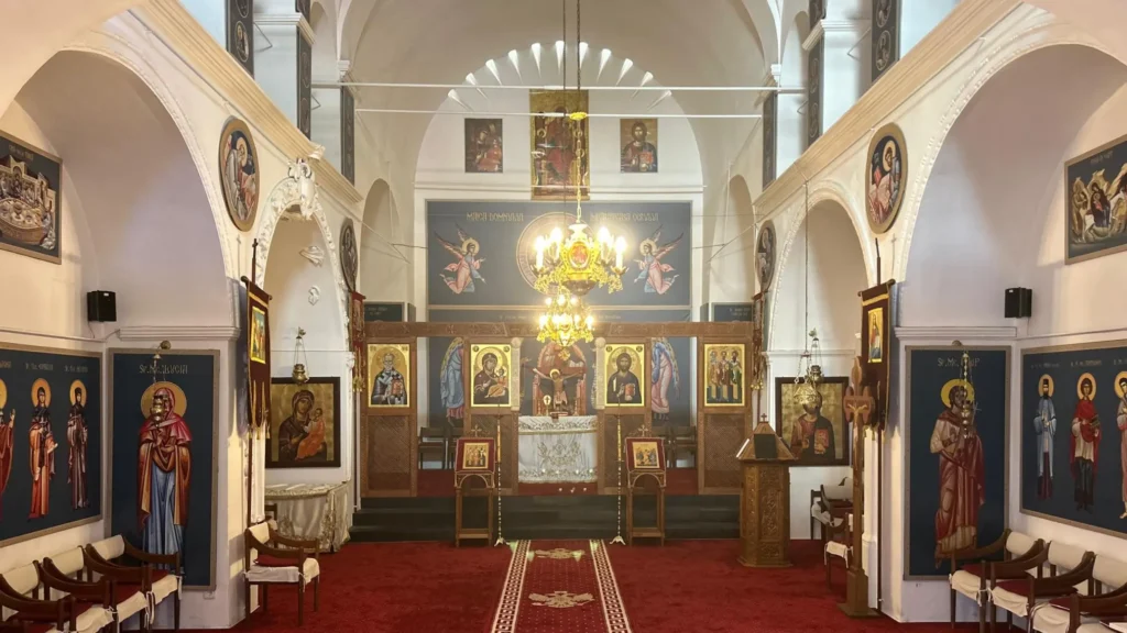 Parohul din Ibiza spune cum arată pastorația în vacanță: Românii din insulă muncesc mult, dar biserica se umple cu turiști
