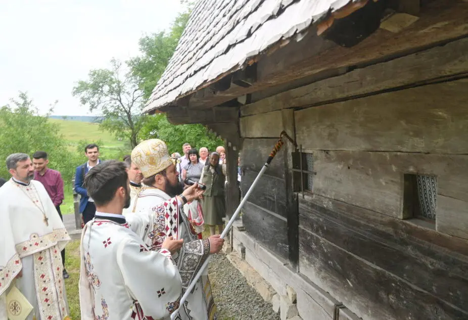 Episcopul Petroniu a resfinţit biserica de lemn a parohiei Brebi (FOTO)