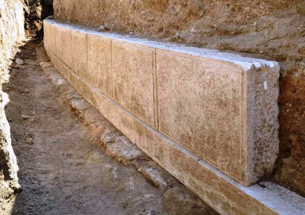 Στον Τύμβο Καστά επιστρέφουν τα αποκομμένα μάρμαρα του περίβολου μετά από 2100 χρόνια