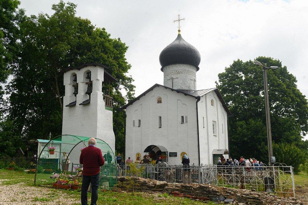 Председатель Патриаршего совета по культуре митрополит Псковский Тихон в канун дня памяти равноап. кн. Ольги совершил Литургию на ее родине на погосте Выбуты