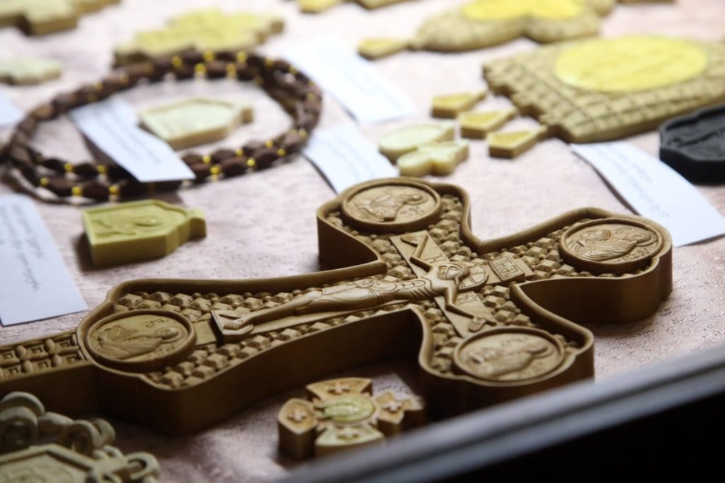 საპატრიარქოს ახალგაზრდულ ცენტრში მსჯავრდებულთა ნამუშევრების გამოფენა მოეწყო