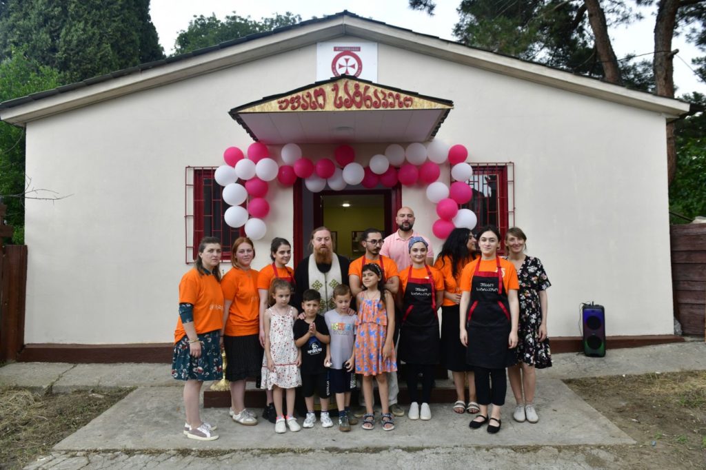 პატრიარქის კურთხევით სამების ტაძრის უპოვართა სატრაპეზომ მუშაობა განაახლა