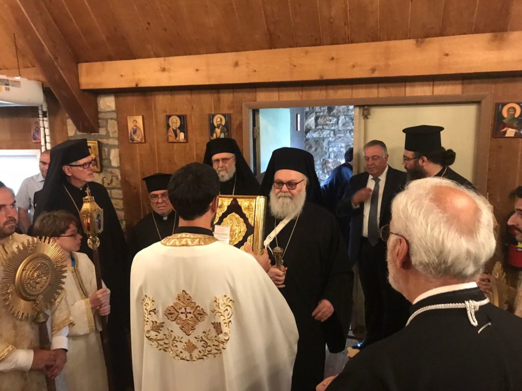 ‎البطريرك يوحنا العاشر يقيم صلاة الغروب في القرية الأنطاكية