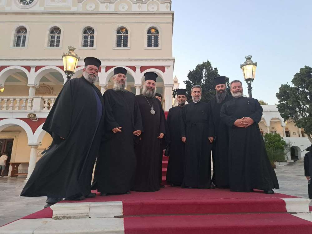 Ο Μητροπολίτης Ρεθύμνης μαζί με προσκυνητές στην Τήνο