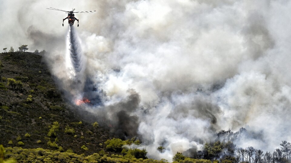 Ανεξέλεγκτη η φωτιά στη Ρόδο – Μάχη με τις αναζωπυρώσεις σε Δερβενοχώρια και Λουτράκι – Εκκενώνονται χωριά (ΦΩΤΟ/ΒΙΝΤΕΟ)