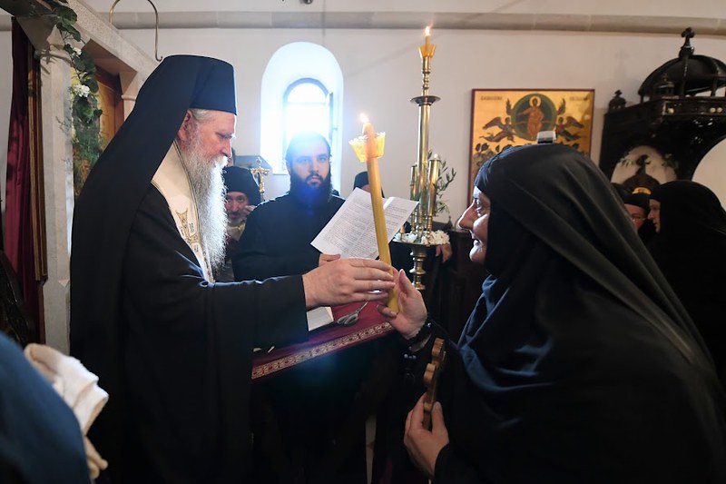 Κουρά μοναχής από τον Μητροπολίτη Μαυροβουνίου