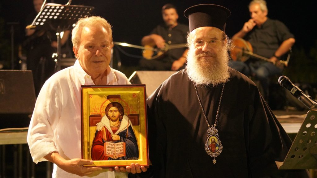 Ο Μανώλης Μητσιάς τραγούδησε για την εκκλησία της γενέτειρας του