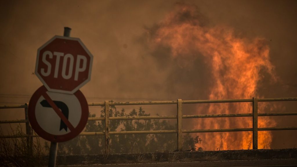 Ασύλληπτη καταστροφή στην αεροπορική βάση Ν. Αγχιάλου σε περίοδο ειρήνης – Οι κάτοικοι εκκένωσαν την περιοχή – Χωρίς ενεργό μέτωπο η πυρκαγιά