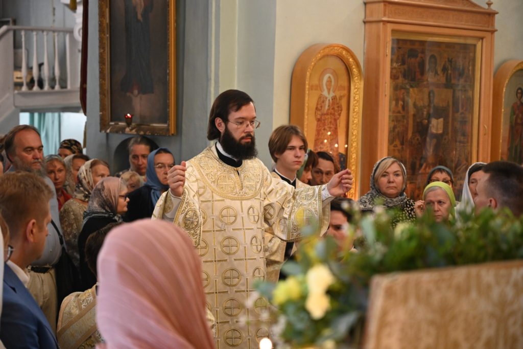 Митрополит Волоколамский Антоний возглавил Литургию в храме московского подворья Антиохийской Церкви