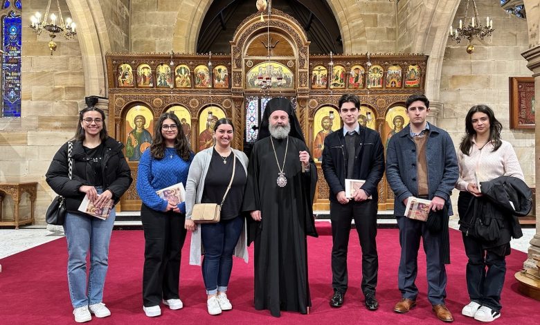 Μέλη της Κεντρικής Νεολαίας Μελβούρνης στον Αρχιεπίσκοπο Αυστραλίας Μακάριο