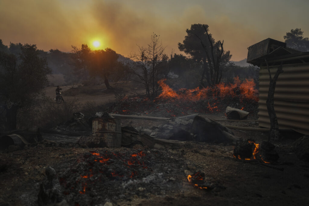 Συνεχίζονται οι μάχες με τις φλόγες σε Ρόδο, Δυτική Αττική και Λουτράκι