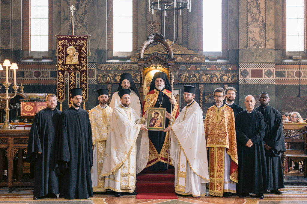 Την Ιερά Εικόνα της Υπεραγίας Θεοτόκου προσέφερε η Αρχιεπισκοπή Θυατείρων στον βασιλιά Κάρολο Γ’΄της Αγγλίας