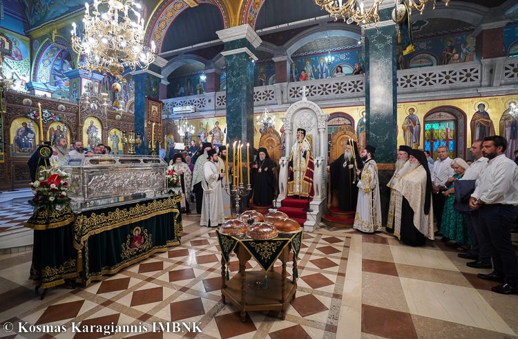 Ο Τίμιος Σταυρός από την Παναγία Σουμελά στη Βέροια – Πάνδημη Ι. Λιτανεία για την πανήγυρη του Οσίου Αντωνίου