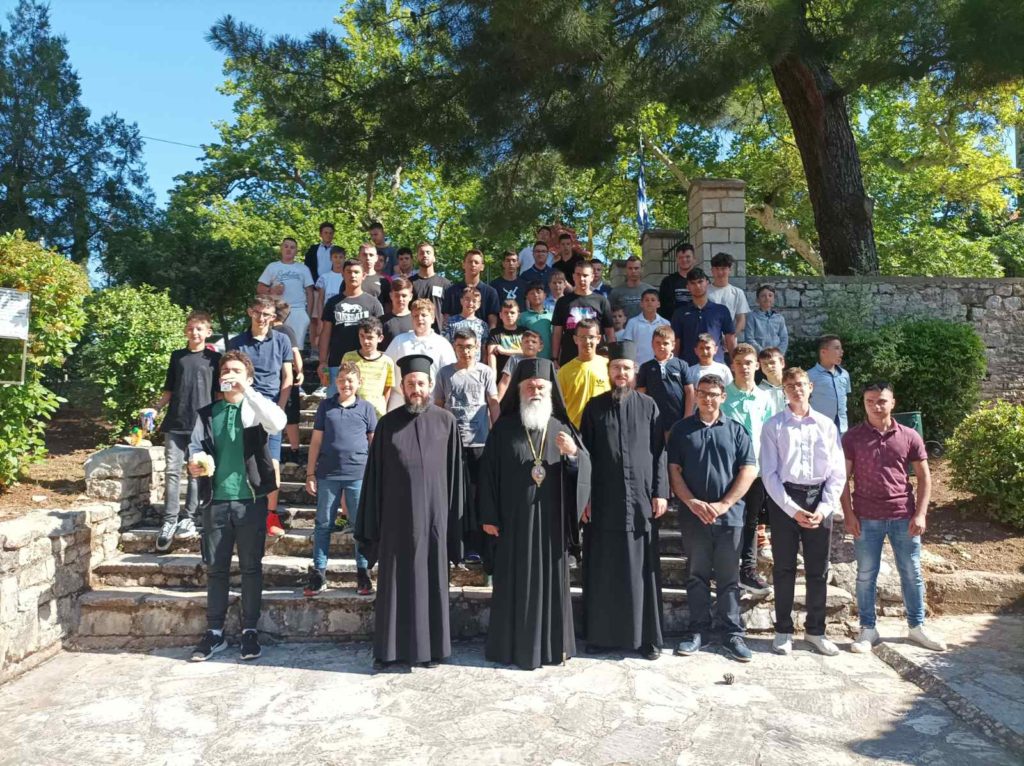 Να διατηρήσουν τη φλόγα της πίστεως στον Χριστό προέτρεψε τους κατασκηνωτές ο Μητροπολίτης Καλαβρύτων