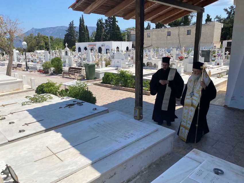 Ο Κορίνθου Διονύσιος τέλεσε Τρισάγιο στον τάφο του προκατόχου του μακαριστού Μητροπολίτη Προκοπίου