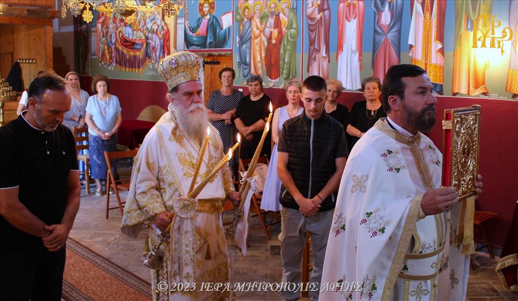 Ο Μητροπολίτης Άρτης ιερούργησε στον Ιερό Ναό Αγίας Τριάδος Καλαρρυτών