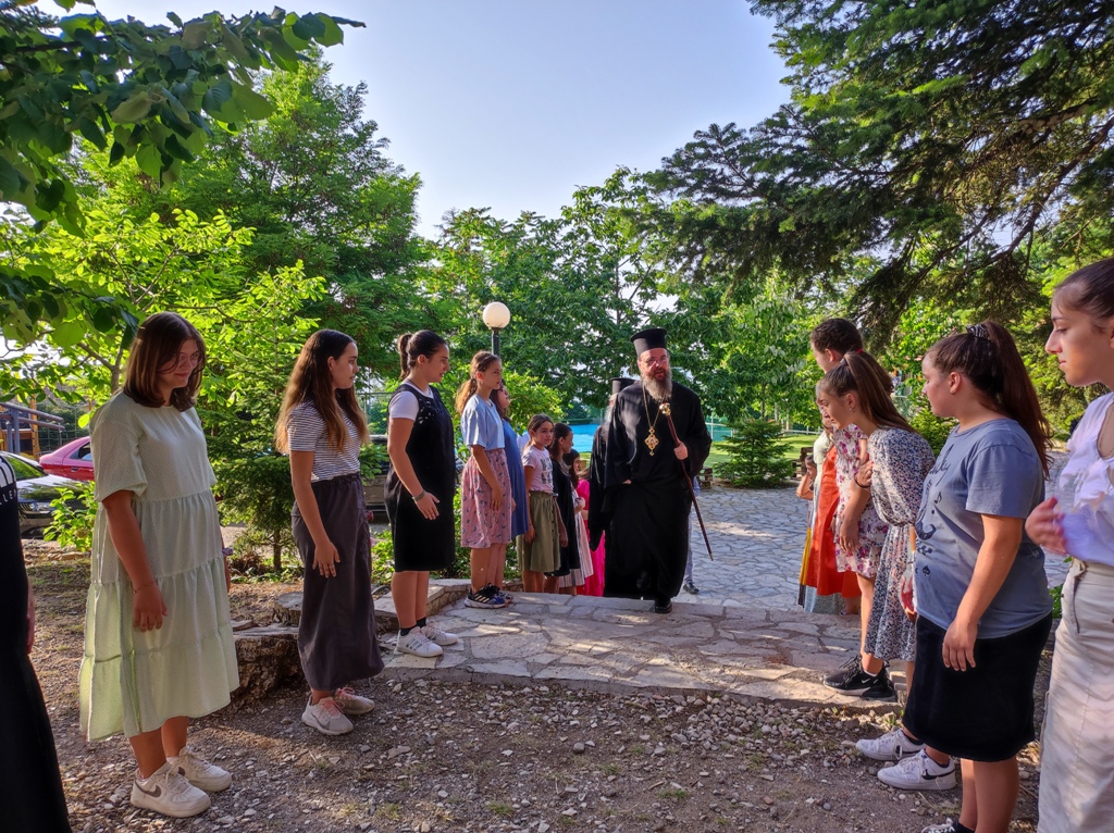 Επίσκεψη του Μητροπολίτου Αιτωλίας και Ακαρνανίας στις Κατασκηνώσεις της Χριστιανικής Ενώσεως Αγρινίου