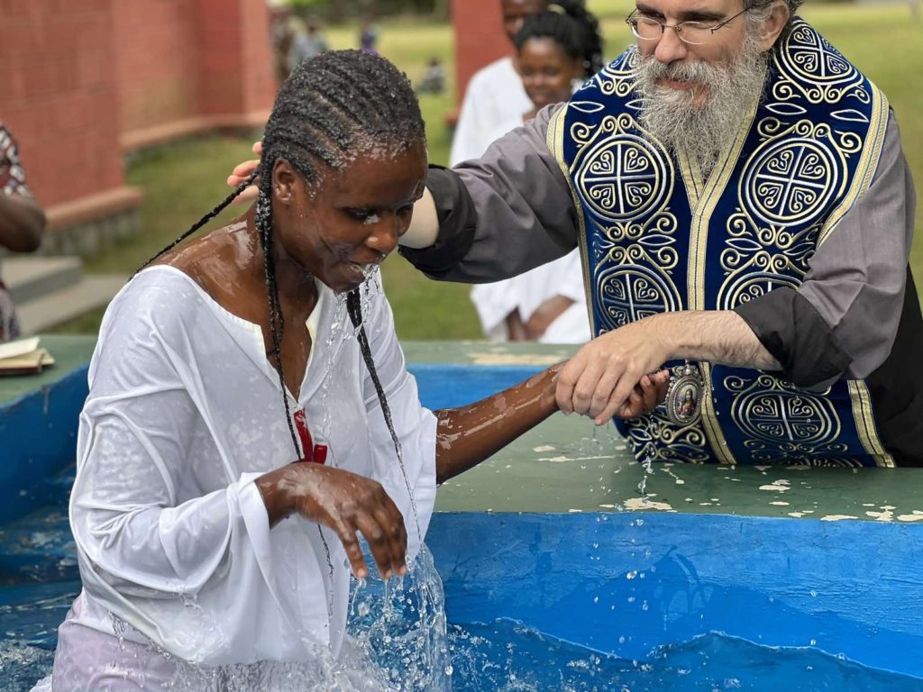 Νέα ομαδική βάπτιση μικρών και μεγάλων στην Αρούσα της Τανζανίας