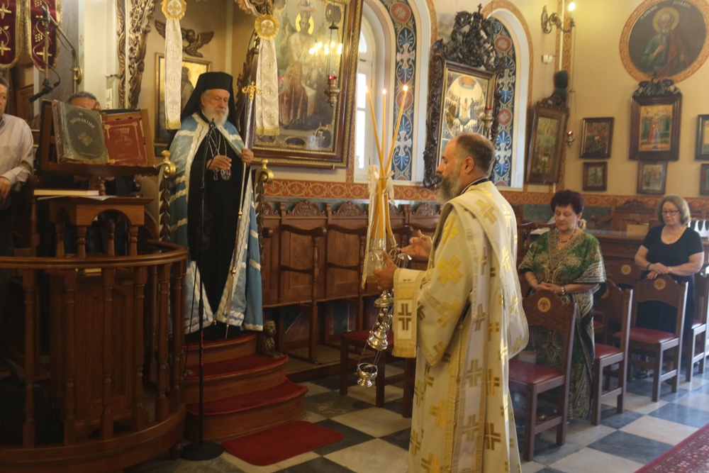 Αρχιερατική Θεία Λειτουργία στον Ιερό Ναό των Αγίων Αναργύρων, στο Μάννα της Σύρου