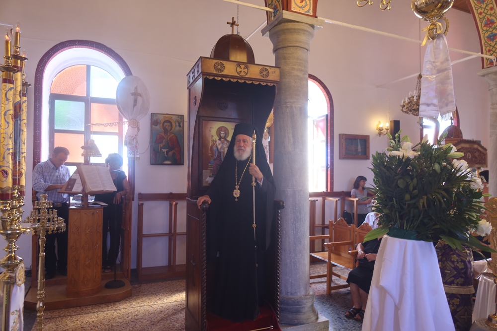 Λειτουργική επίσκεψη του Μητροπολίτη Σύρου στην Πίσω Μεριά της Άνδρου