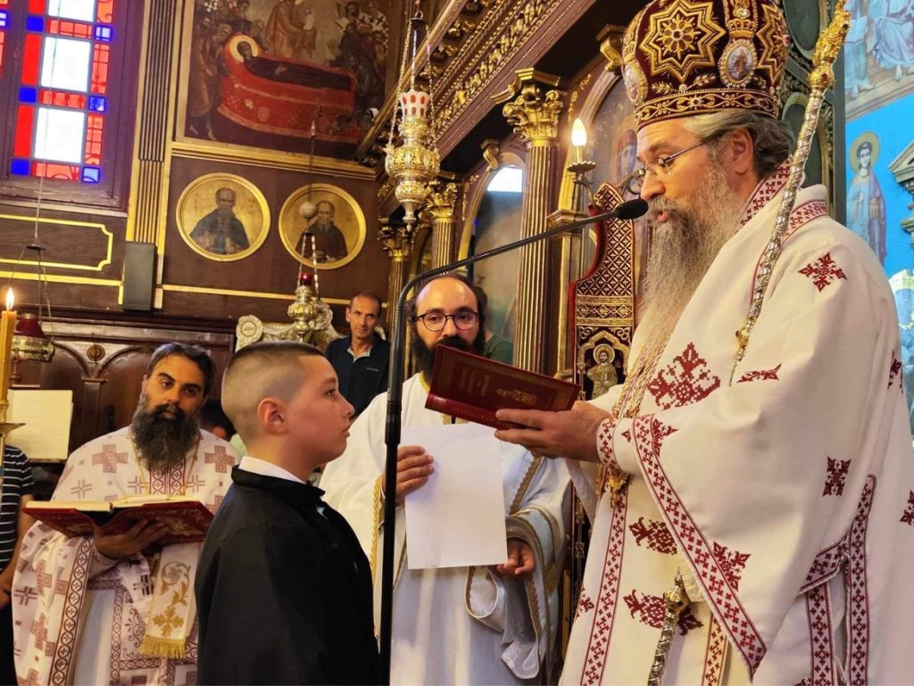 Χειροθεσία αναγνώστου 11χρονου μαθητή από τον Λευκάδος Θεόφιλο