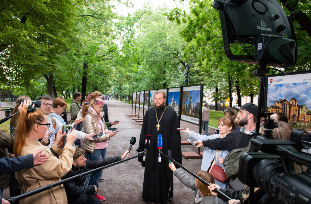 И.О. ПРЕДСЕДАТЕЛЯ ФХУ ИЕРОМОНАХ НИКАНДР (ПИЛИШИН) ПРИНЯЛ УЧАСТИЕ В ОТКРЫТИИ ФОТОВЫСТАВКИ НА ГОГОЛЕВСКОМ БУЛЬВАРЕ «ХРАМУ БЫТЬ»