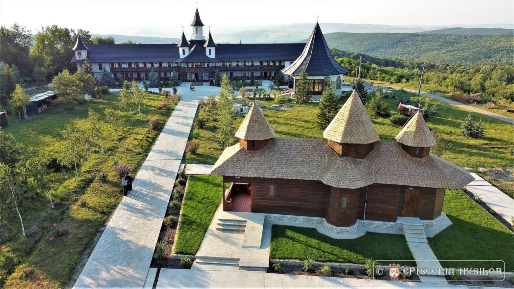 Biserica de lemn a Mănăstirii vasluiene Mălinești a fost restaurată în totalitate